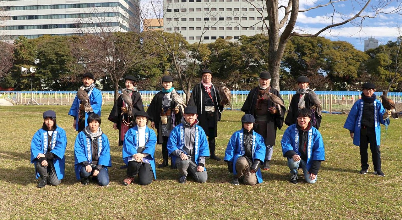 諏訪流放鷹術保存会:実演に協力してくれた鷹と門下生たち（2020）