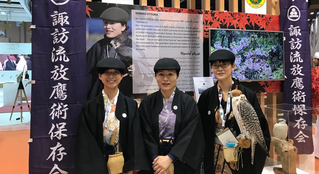 諏訪流放鷹術保存会:アブダビの展示会（ADIHEX）で門下生と（2018）